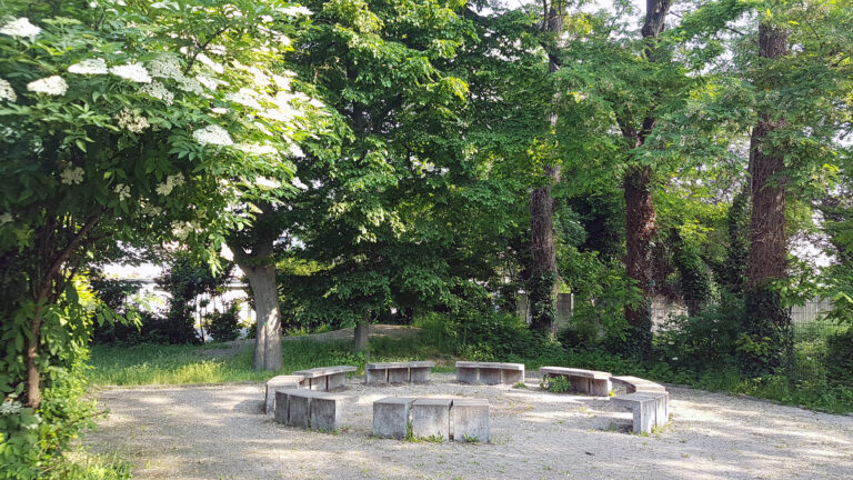 Im Sommer können die Kinder draußen im Schatten der hohen Bäume lernen.
